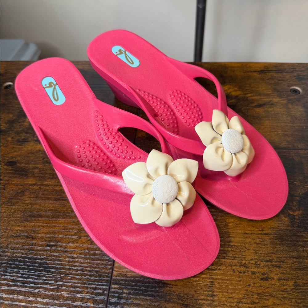 Oka-B Loren wedge flip flops prominent floral accent Medium Women’s 6.5-7.5